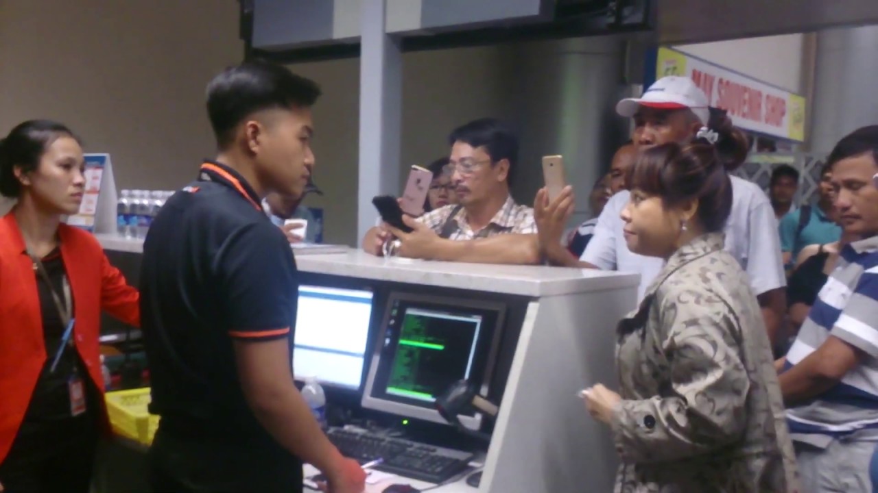 Hành khách nổi đoá khi bi  delay chuyến bay  , căng nhất là chị áo xám