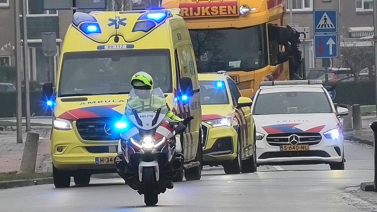 [VTB!] Politiemotoren begeleiden ambulancedienst - Hulpdiensten naar en van een incident in Vianen! 