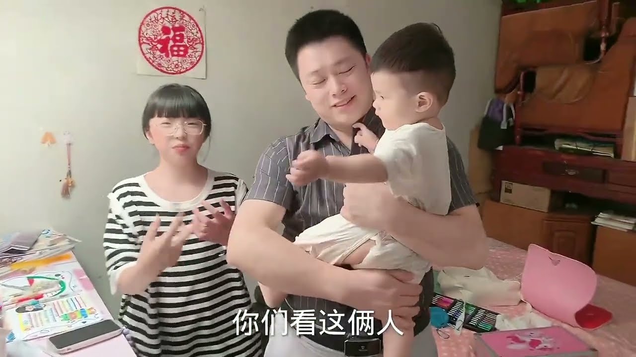晴宝弟弟把杯子打碎了，姐姐说两句委屈的，家人都偏向他