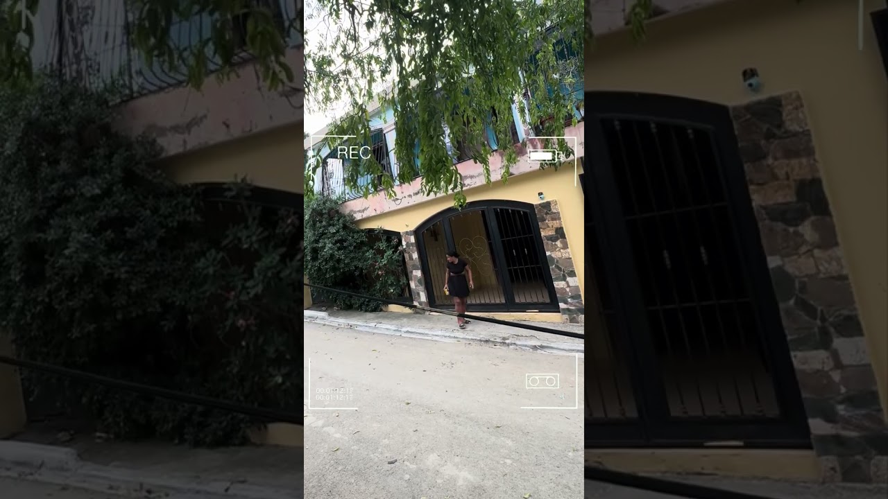 Lo importante de tener una cámara de seguridad en su casa vecina echando brujería en la casa 
