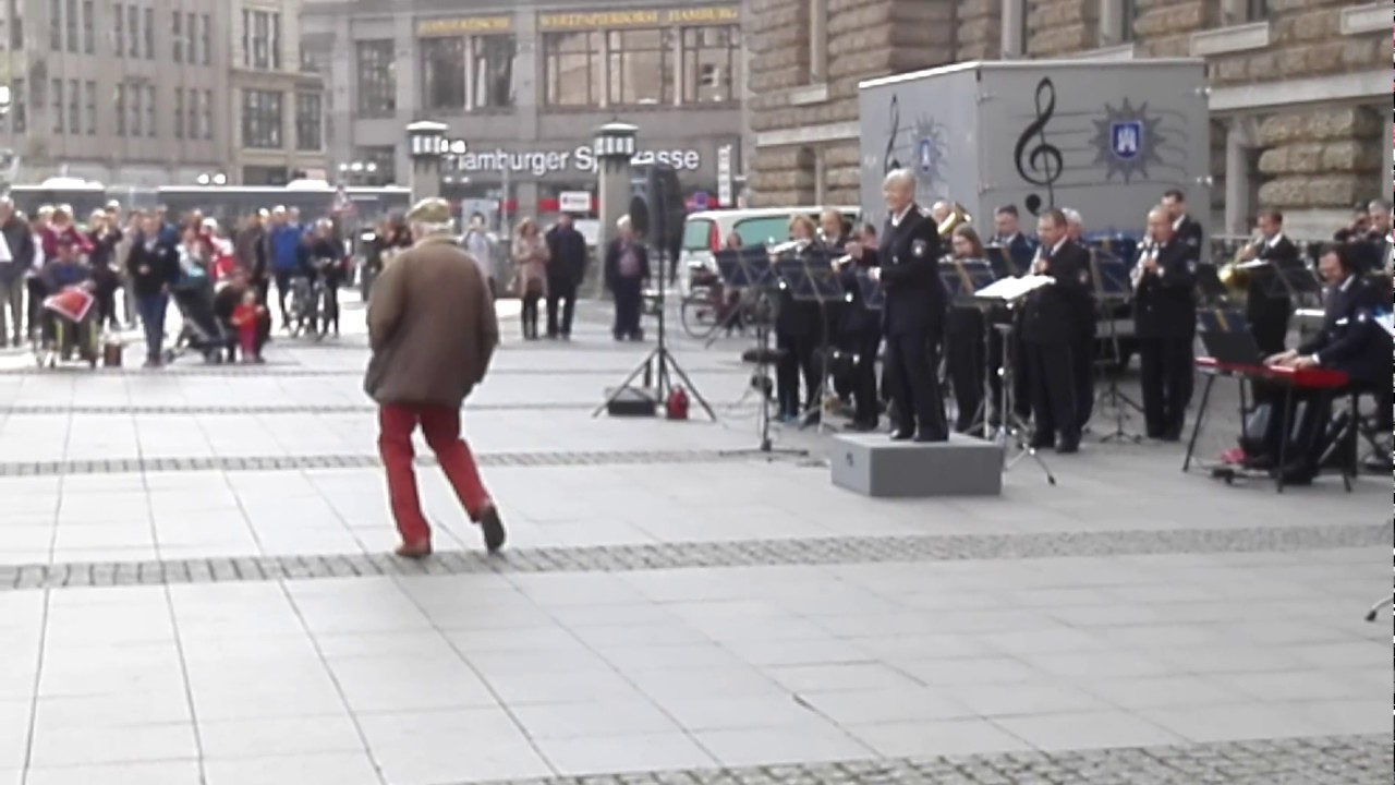 Hamburger Polizeiorchester vor dem Hamburger Rathaus, und dann kommt ein besonderer Fan