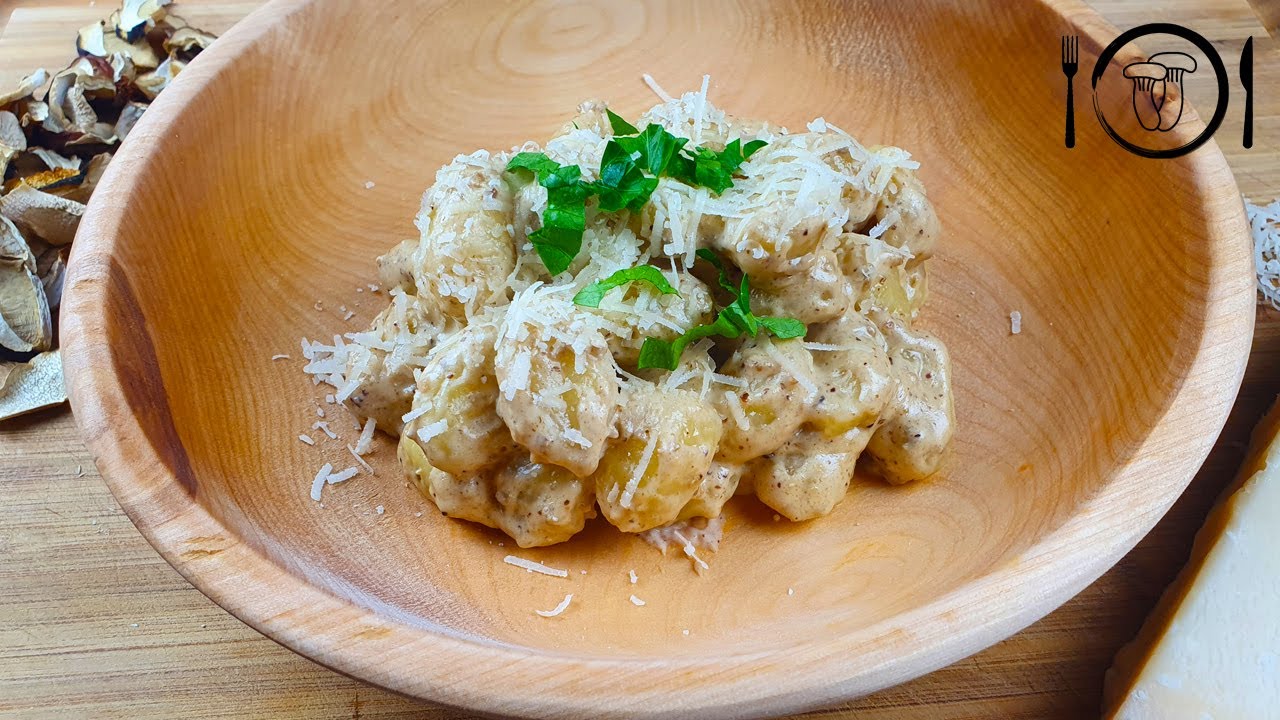 Houbové noky s krémovou omáčkou z hřibů smrkových. Recept ze sušených hřibů.
