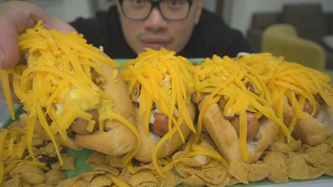 CHILI CHEESE DOG. Done right
