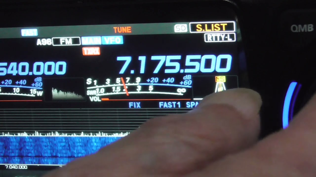 FTX-1専用アンテナチューナFC-80を取り付けてみました。バッテリーと合わせて使えるのでポータブル運用に便利。