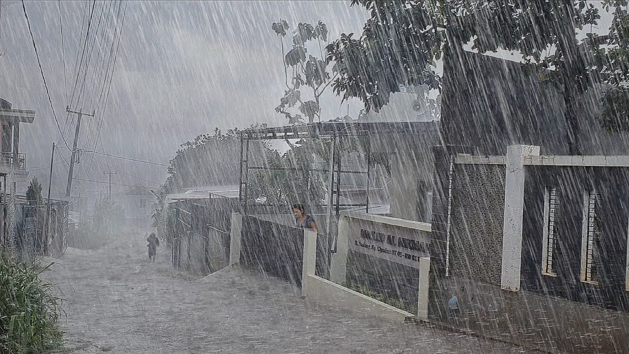 The biggest rainstorm in history in the village, strong winds and lightning threaten the village