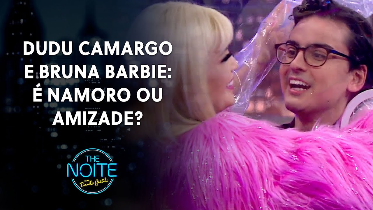 Dudu Camargo tenta conquistar Bruna Barbie dançando | The Noite (08/04/21)