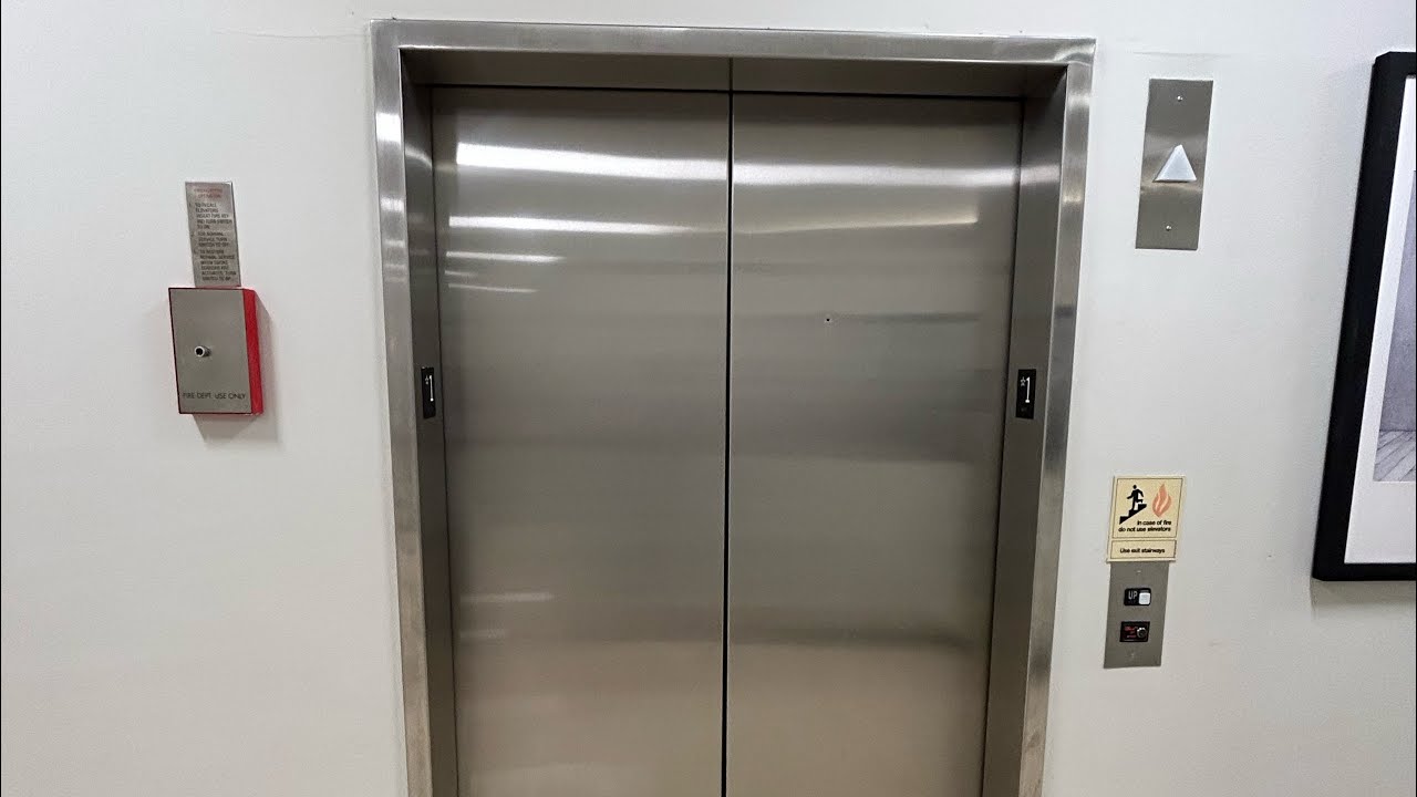 Гидравлический лифт Schindler MT в торговом центре Macy*s Mall of Georgia в Буфорде, штат Джорджия