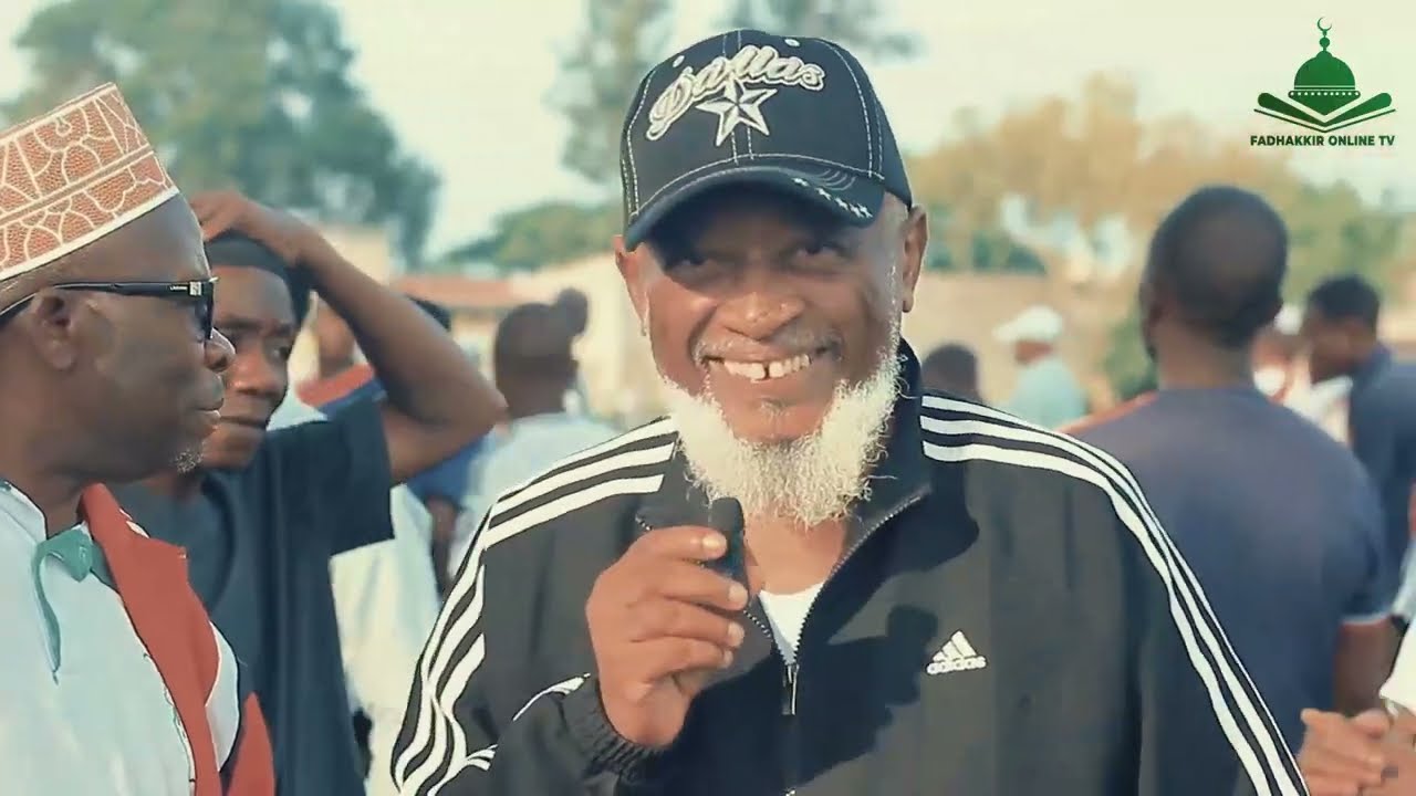 SHEIKH NABAT HASSAN AKIWA KWENYE HARAKATI YA KUSAFISHA UWANJA WA OFFICE ZA COMIBU