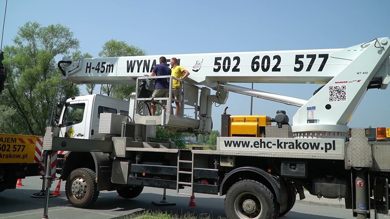 Obudowa masztu telefonii kom&oacute;rkowej - wsp&oacute;łpraca dźwigu samojezdnego i zwyżki | EHC Karol Zagajewski