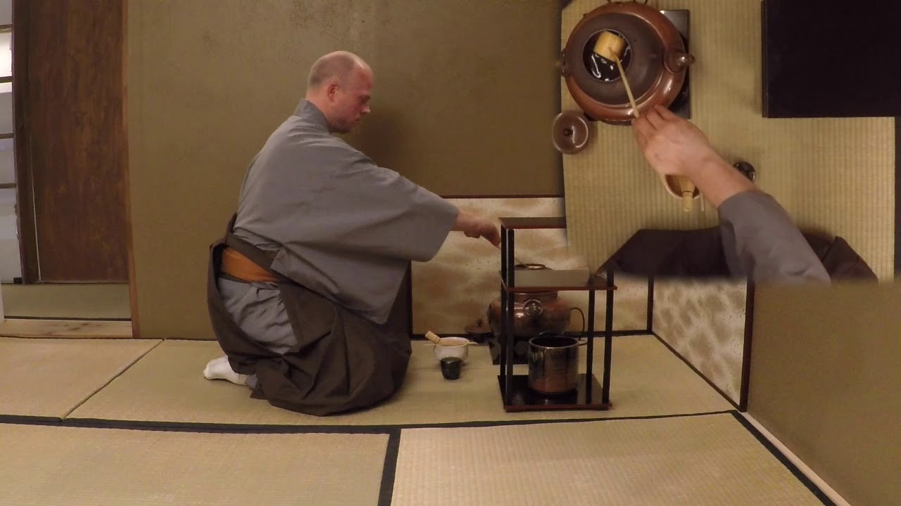 Urasenke Tana Usucha Kokodana, Furo (裏千家 の 棚薄茶 風炉)