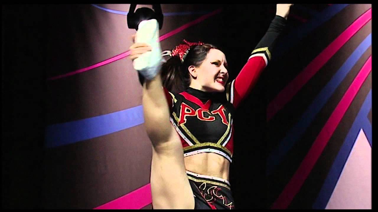 Pyrintö Cheer Team Flames cheerleadingin naisten sarjan SM-kilpailussa 2012