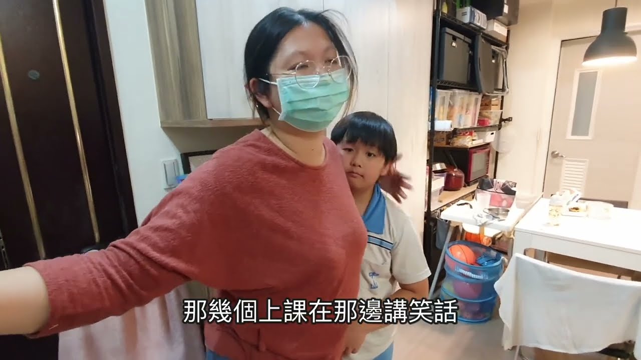 事情好像鬧大了，被留校擔心媽媽知道，小男孩人生第一次寫悔過書