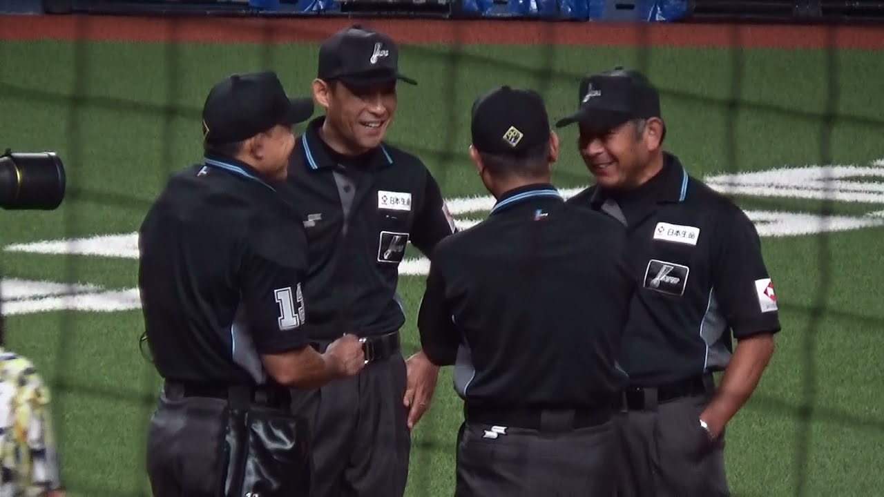 【審判員プレートミーティング】今日のミーティングは昨日よりお互い近い距離で真面目に、けど最後は笑いも交えて...【2024.9.15 オリックス vs 福岡ソフトバンク＠京セラドーム大阪】