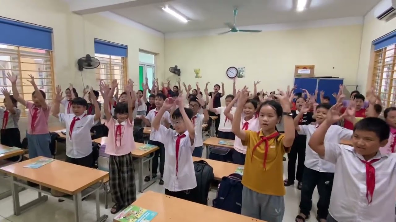 Học sinh khởi động theo bài hát Gọi tên cảm xúc trong tiết Hoạt động trải nghiệm