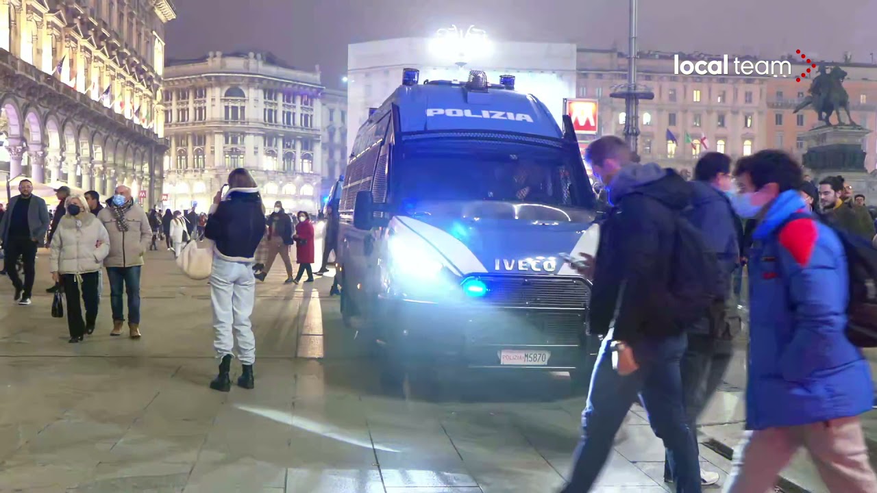 Milano, polizia contiene No Green Pass: manifestanti sparpagliati a Piazza del Duomo