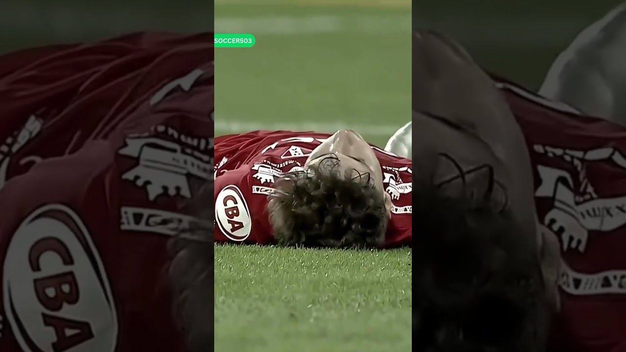 17-letni piłkarz upada na boisku &ndash; wzruszający moment na stadionie