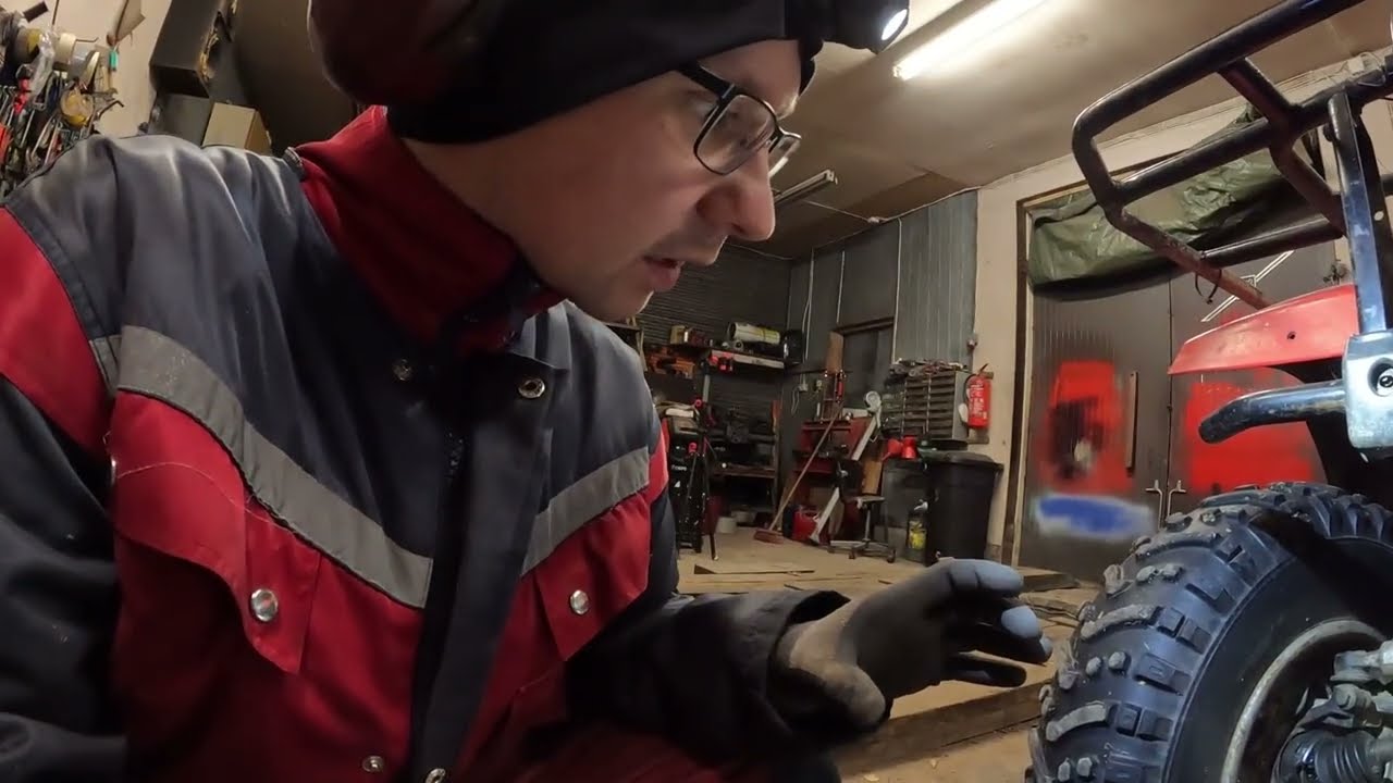 Vetonivelen suojakumin vaihto mönkijään | Replacing the drive joint rubber on an ATV