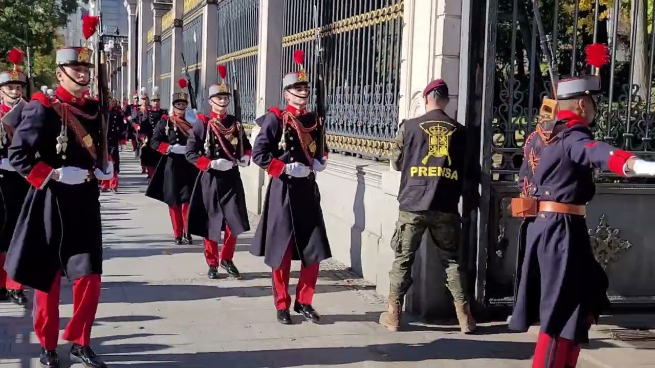 Relevo de las guardias en el Palacio de Buenavista. SUSCRÍBETE GRATIS AL CANAL