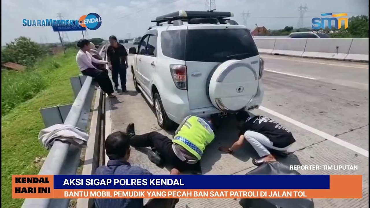 Aksi Sigap Polres Kendal Bantu Mobil Pemudik yang Pecah Ban Saat Patroli di Jalan Tol