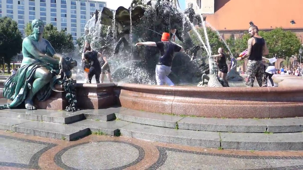 Wasserschlacht am Neptunbrunnen Berlin Mitte