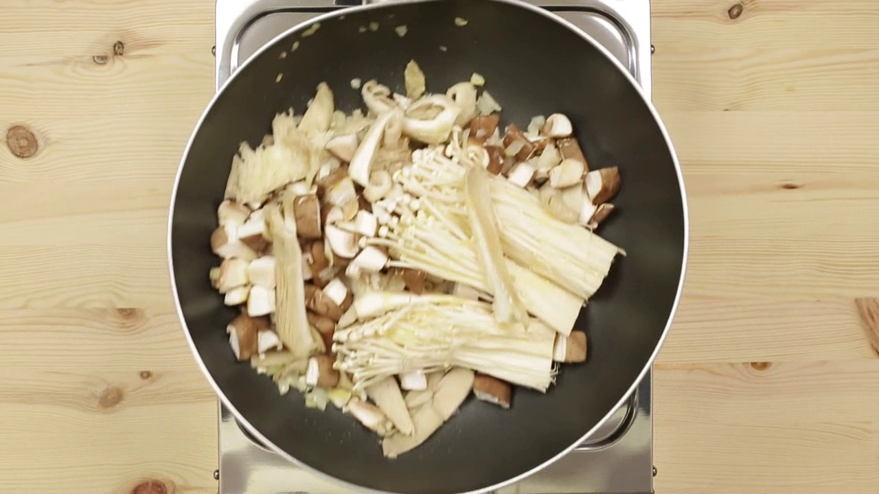 Macarrão WOK com Cogumelos