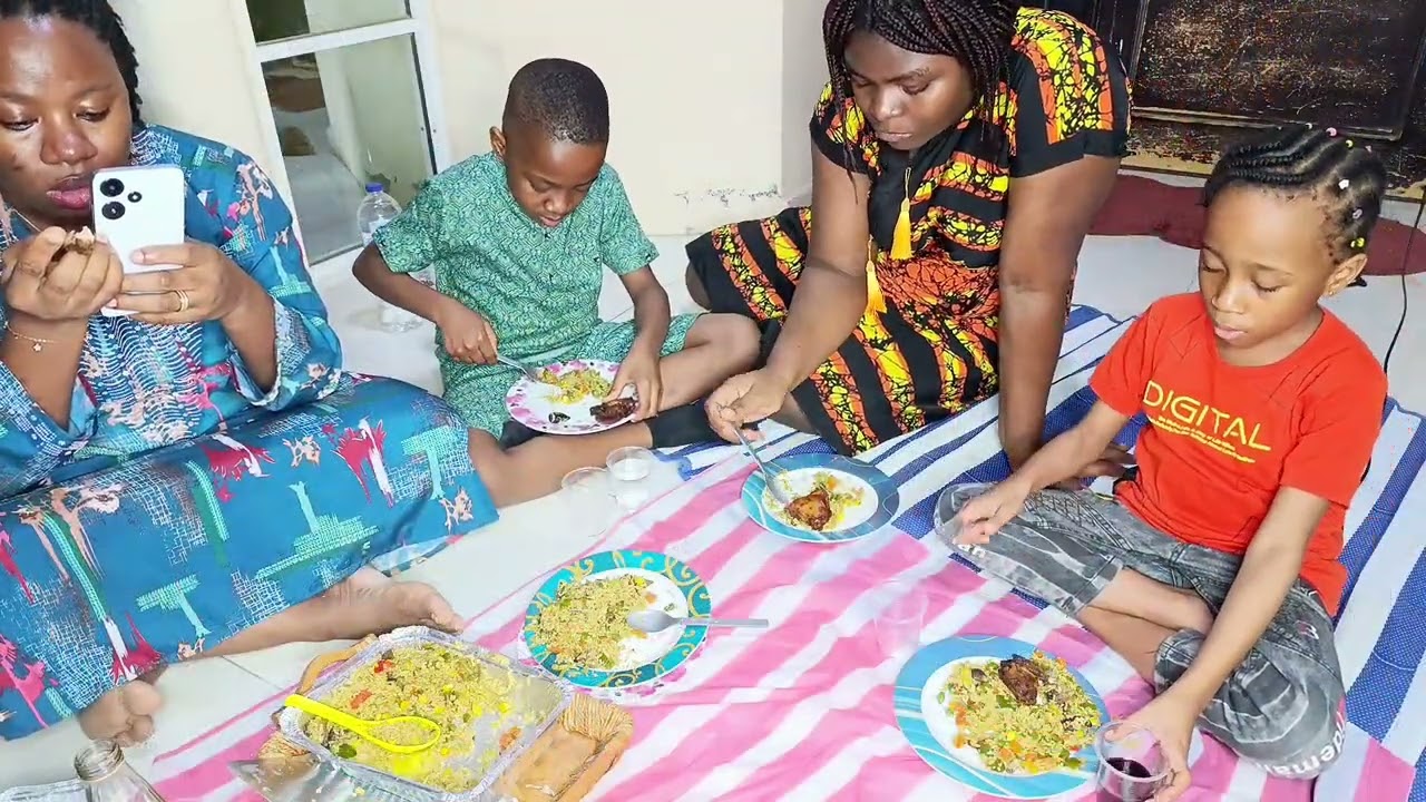Наконец-то едим наш праздничный рис 😋 Присоединяйтесь к нам, давайте есть!