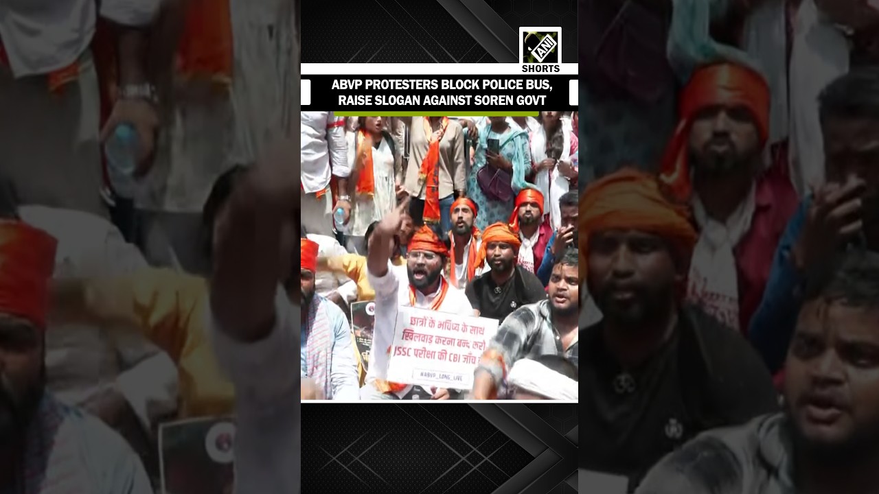 ABVP protesters block police bus, raise slogan against police action against students&rsquo; JPSC protest
