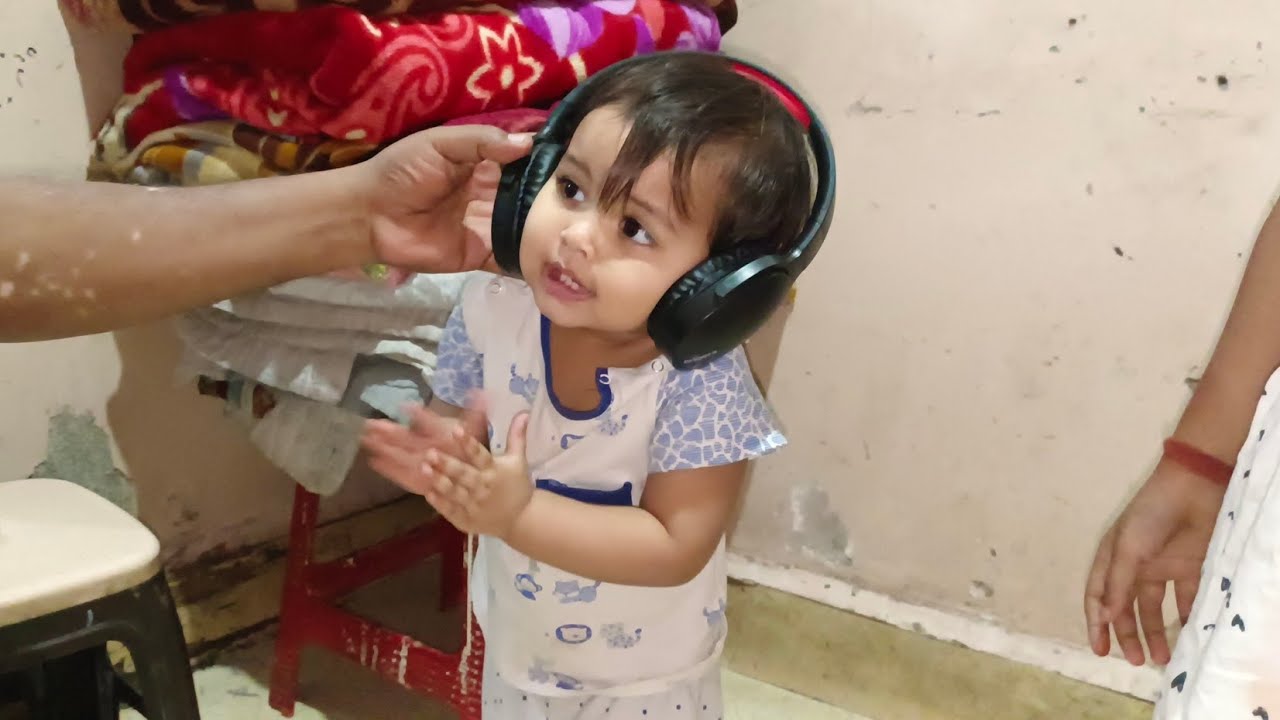 Sidhu Tired Headphones Forn The First Time😍/सीदू ने पहली बार हेडफोन लगाए 😍