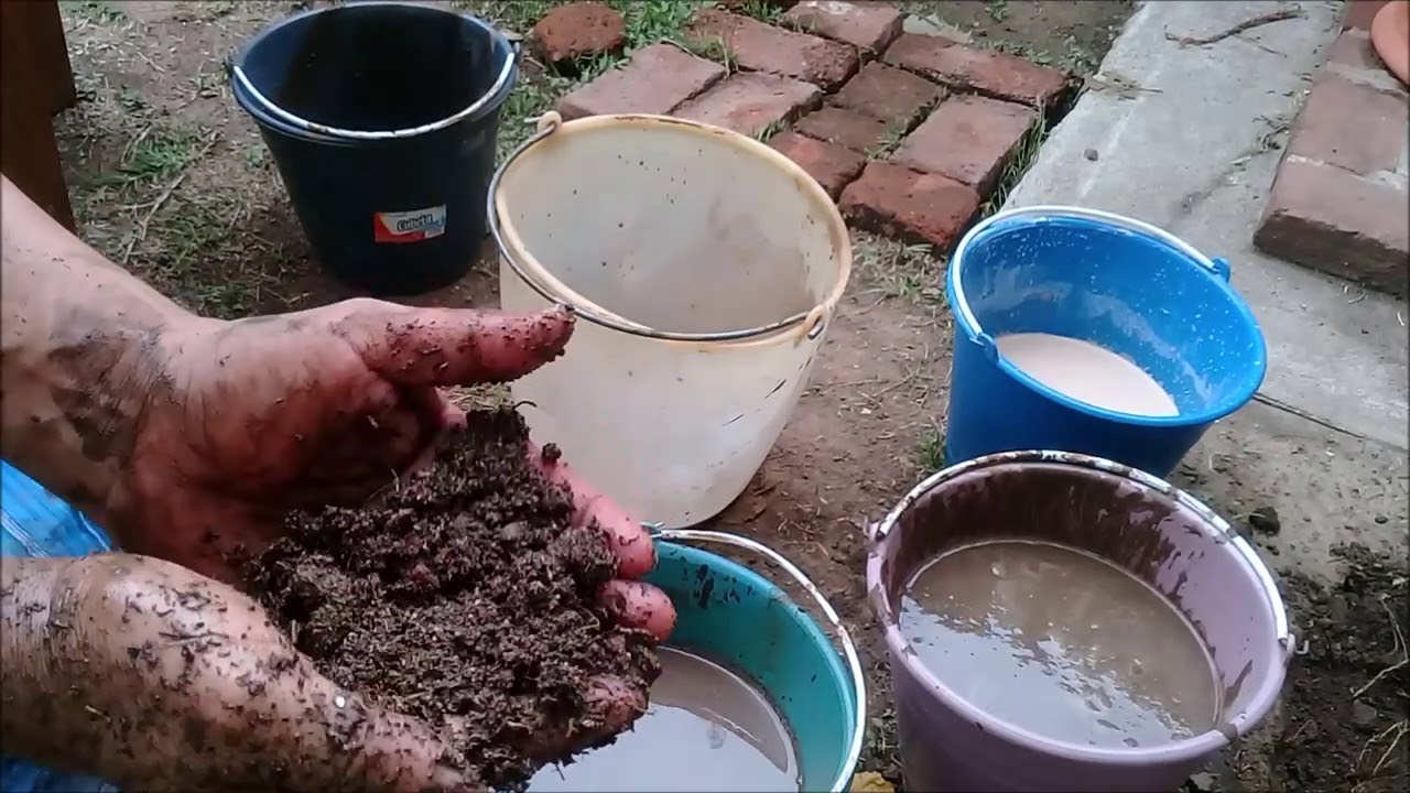Preparación de barro con tierra común para modelado.