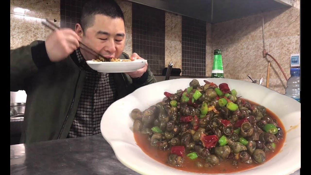 超小厨辣炒5斤田螺，配个酱油炒饭，吃了爽翻天，就是田螺吃的太费事！【超小厨】