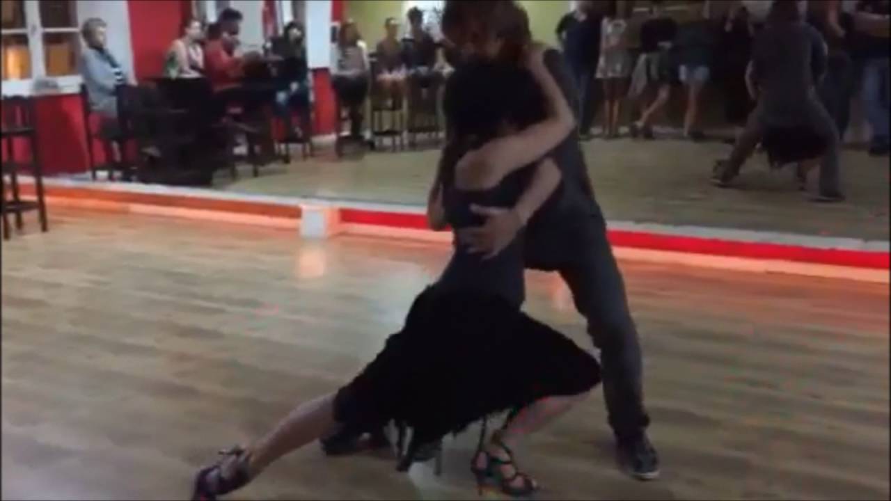Improviso "ARt" no Fare Cappello - Dois Pontos Cia de DançaTeatro