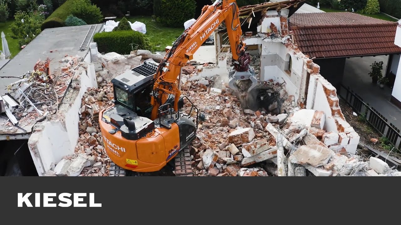 Hitachi Kurzheckbagger ZX135US-6 beim Abbruch eines Einfamilienhauses in München