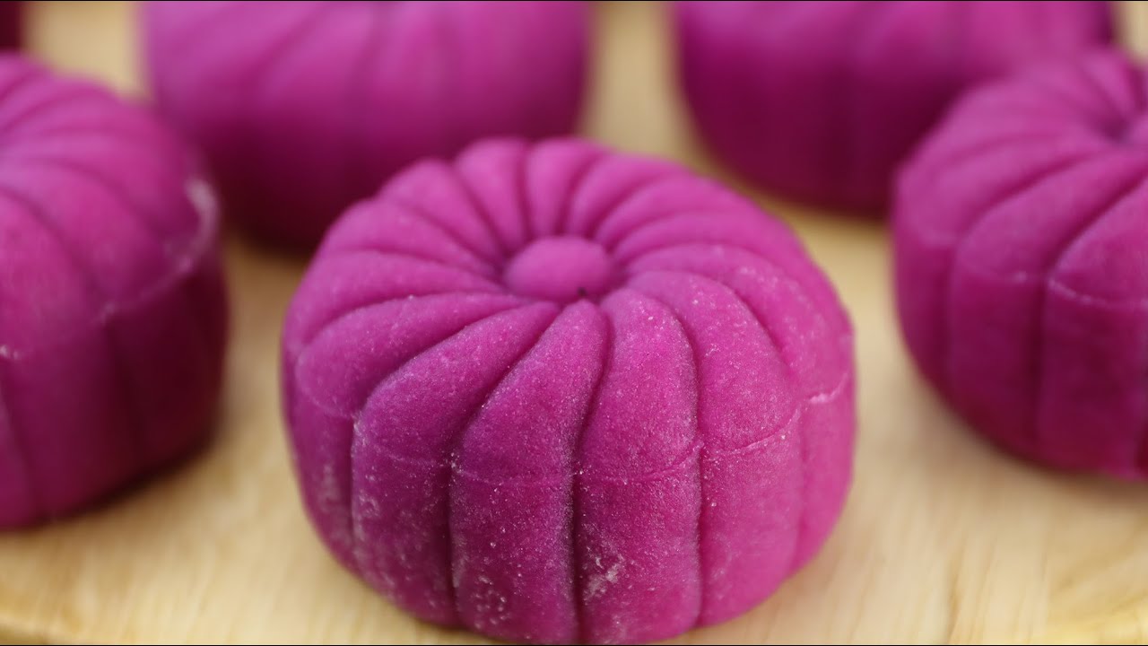 Dragon Fruit Snowy Mooncakes火龙果冰皮月饼