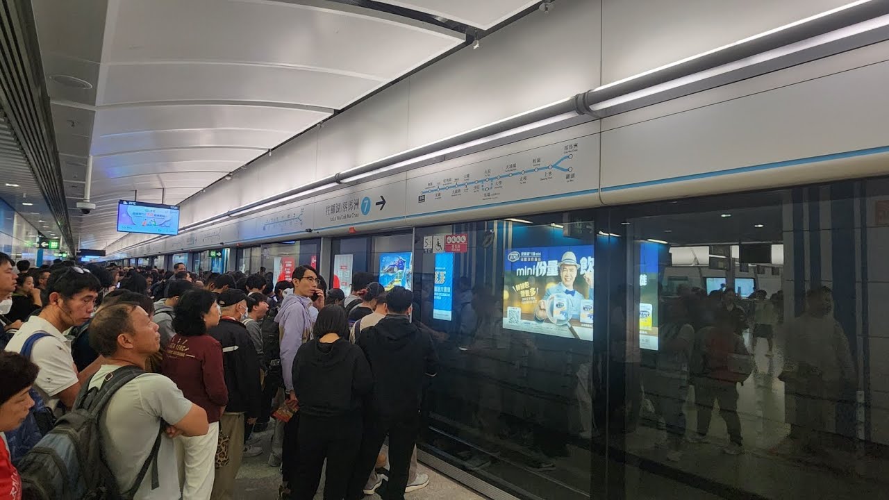 【金鐘站擴建部分#35】港鐵東鐵綫和南港島綫列車駛入和駛離金鐘站 [下午繁忙時間]。