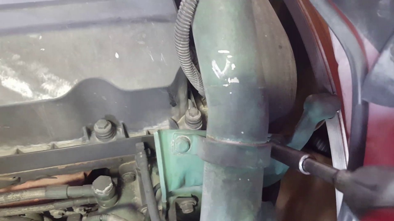 How to Remove Valve Cover on a Volvo D13