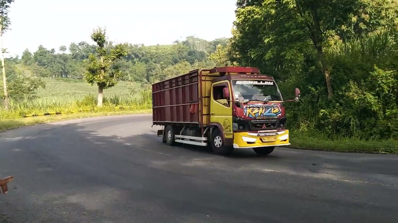 Hunting pagi Bus pariwisata mbois vs truck muatan ngebut ditikungan tajam lahor 