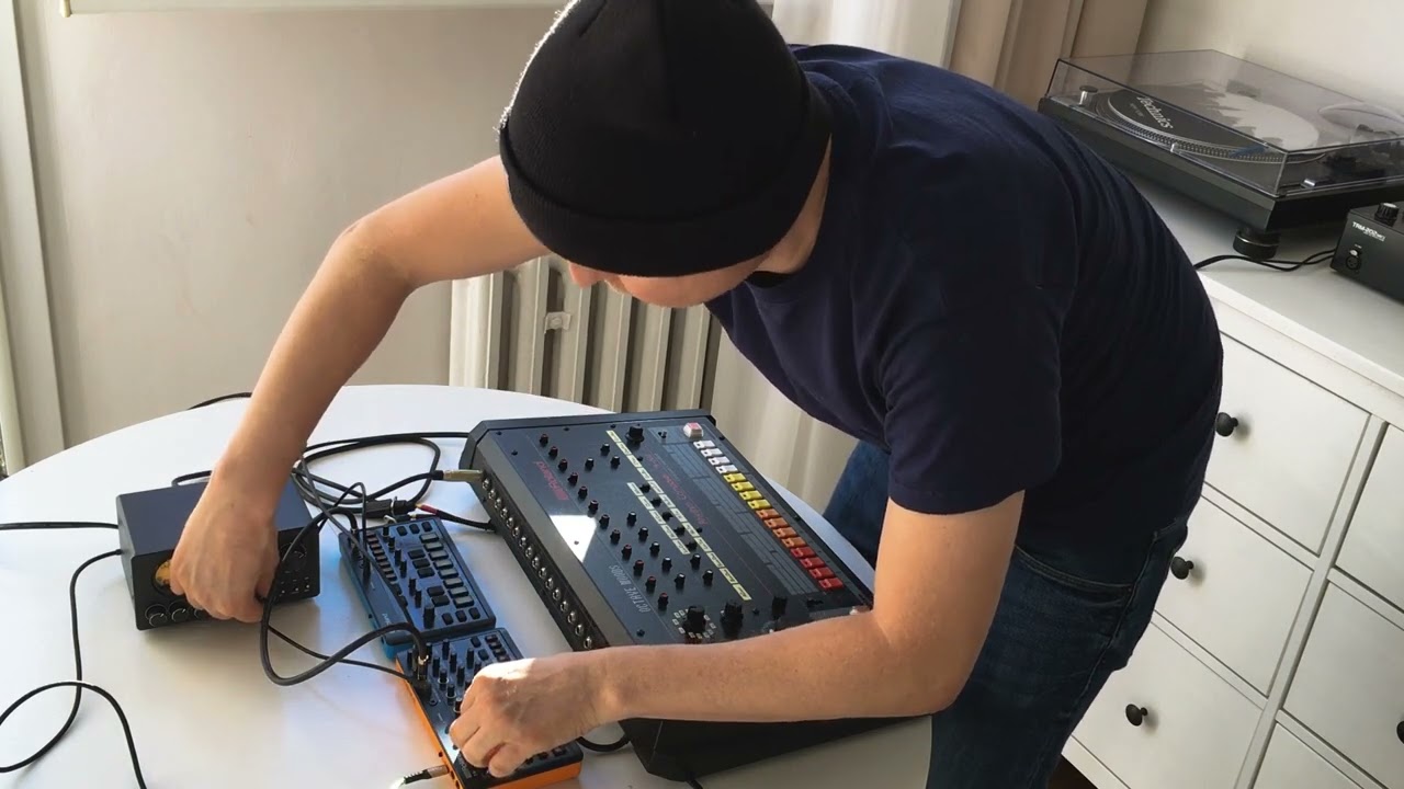 Roland T-8 vs Roland J-6 Deep House