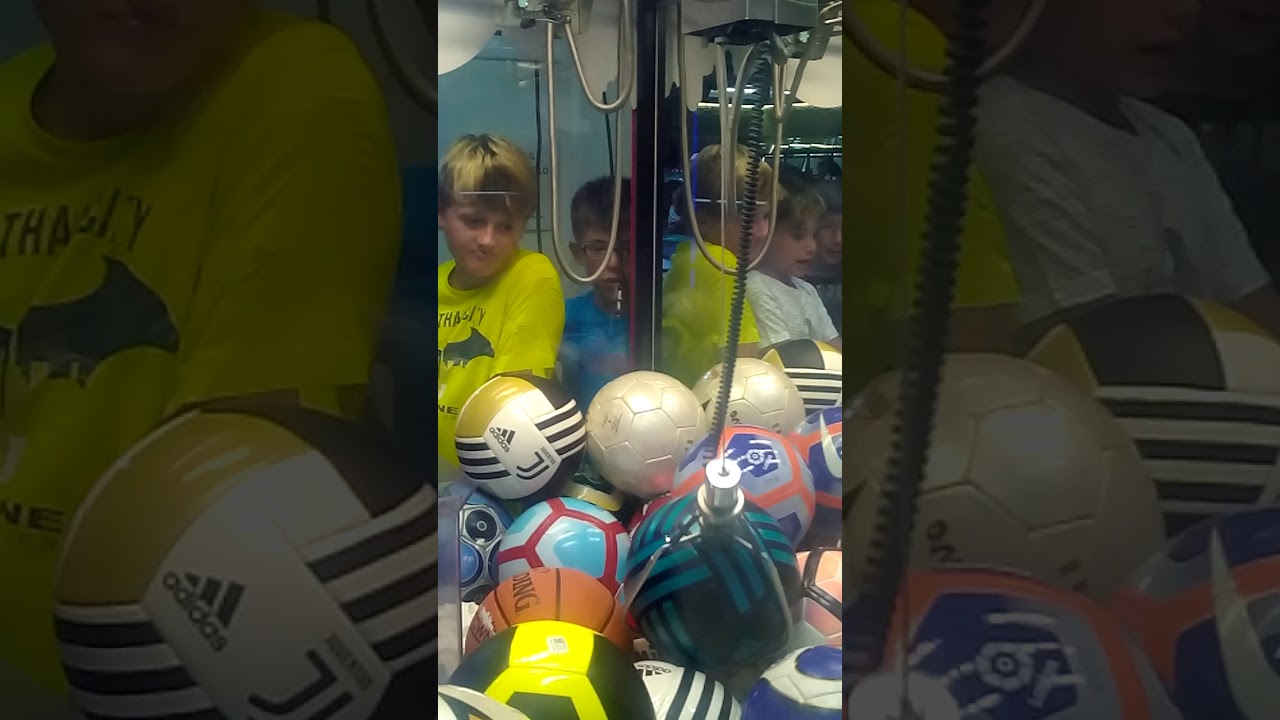 Bambini cercano di pescare palloni-peluche