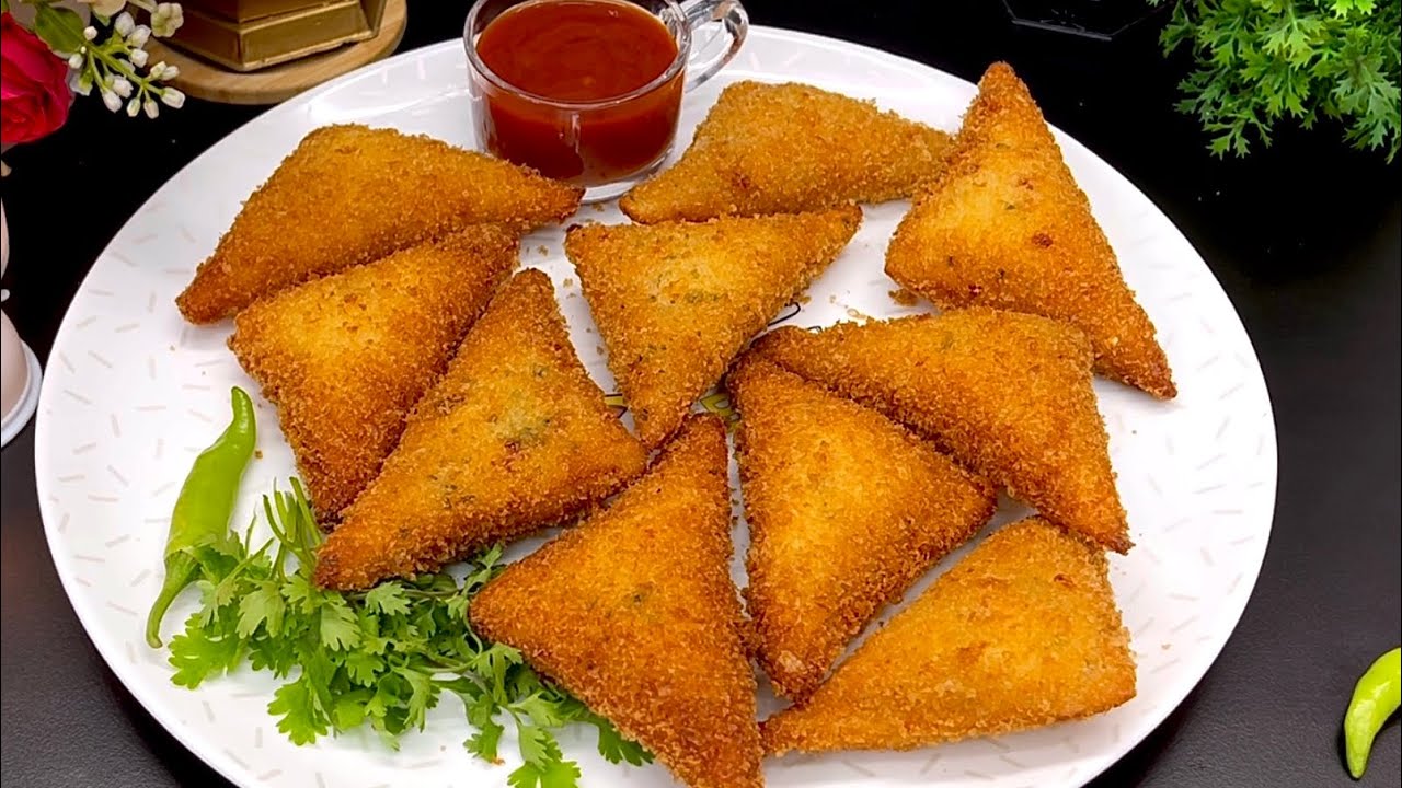 Crispy Chicken Bread Samosa Parcel | Iftar Special | Chicken Snacks Recipe | Cook With Samreen Sabah
