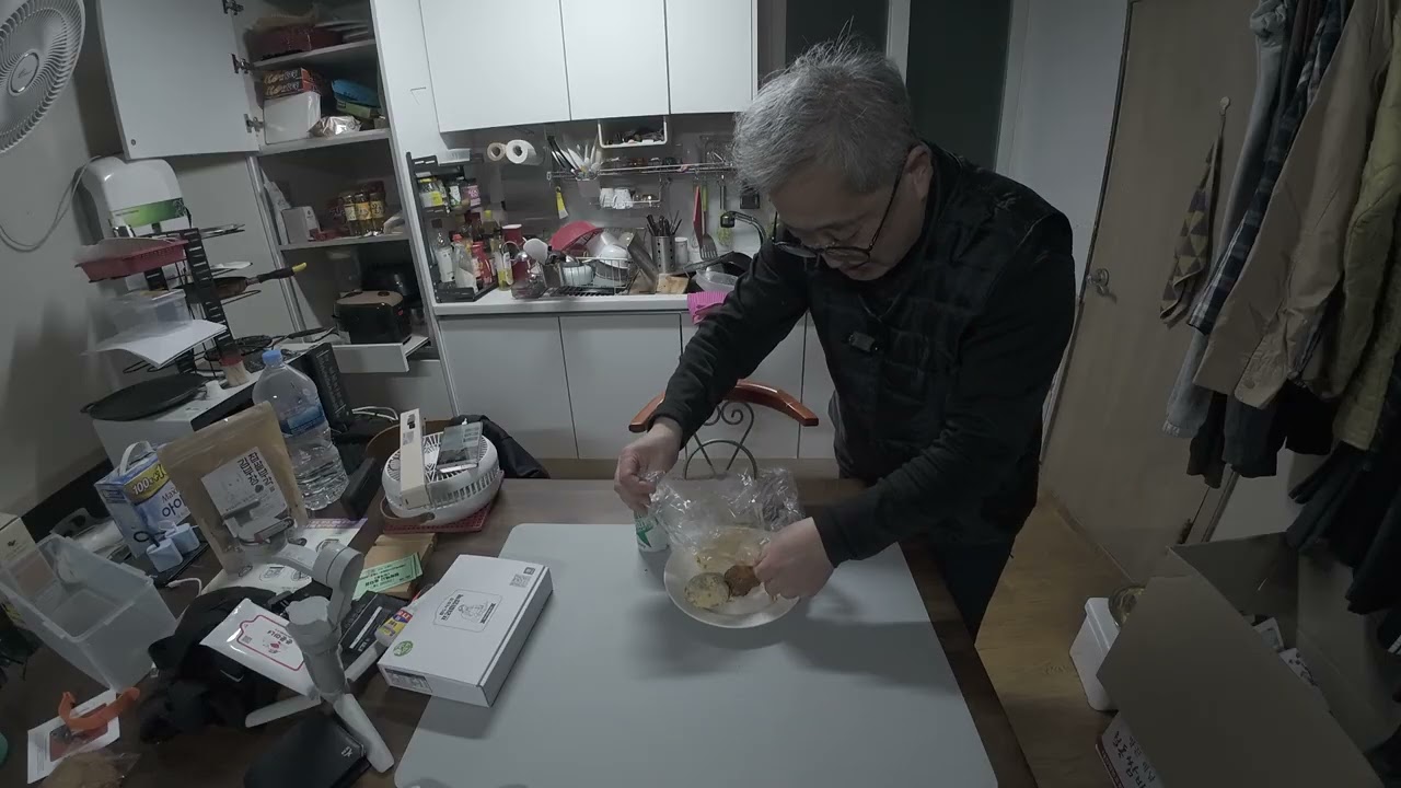 2026.02.23 산골오지 홀로서기 ~ 서울 다녀오며 현동GS25에서 산 닭강정 데우고 김치 왕교자 쪄서 저녁 해결