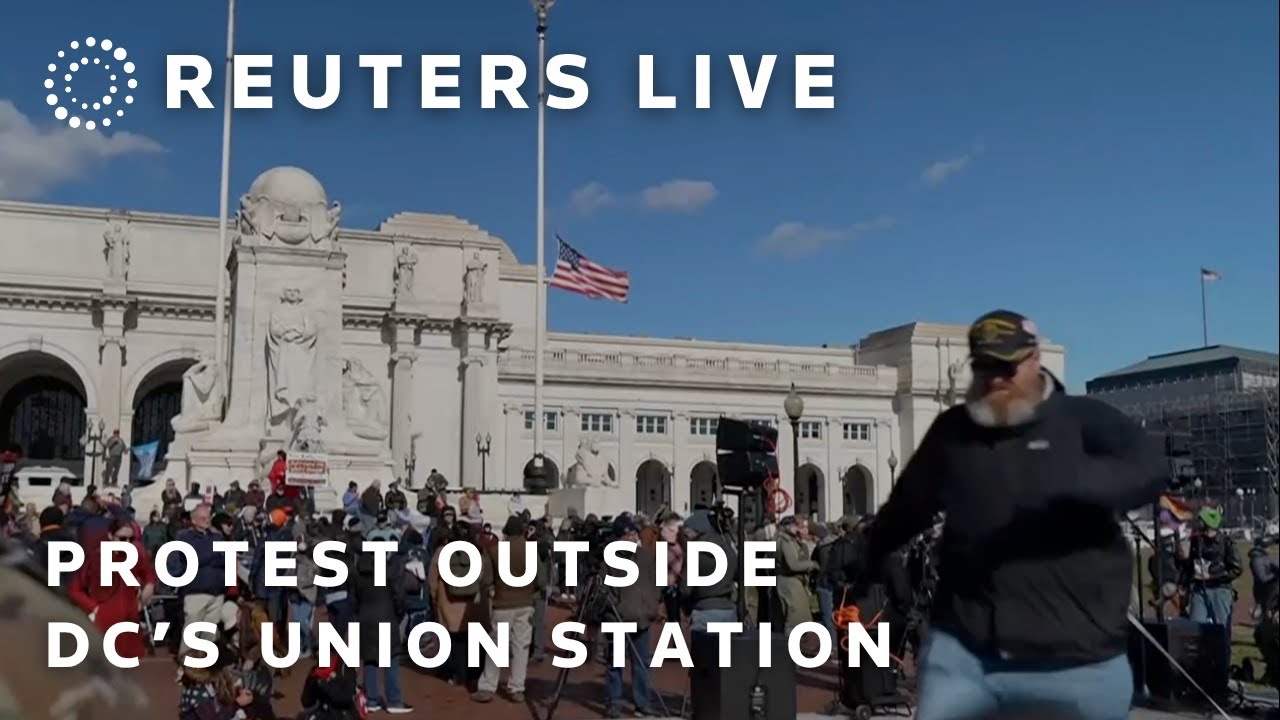 NA ŻYWO: Weterani i członkowie społeczności gromadzą się przed Union Station