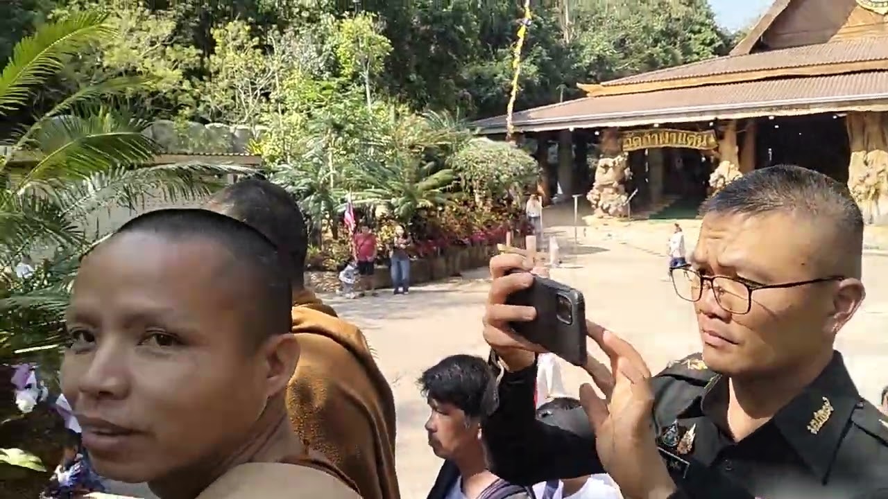 เขียนชื่อลงผ้าสร้างบุณบารมี