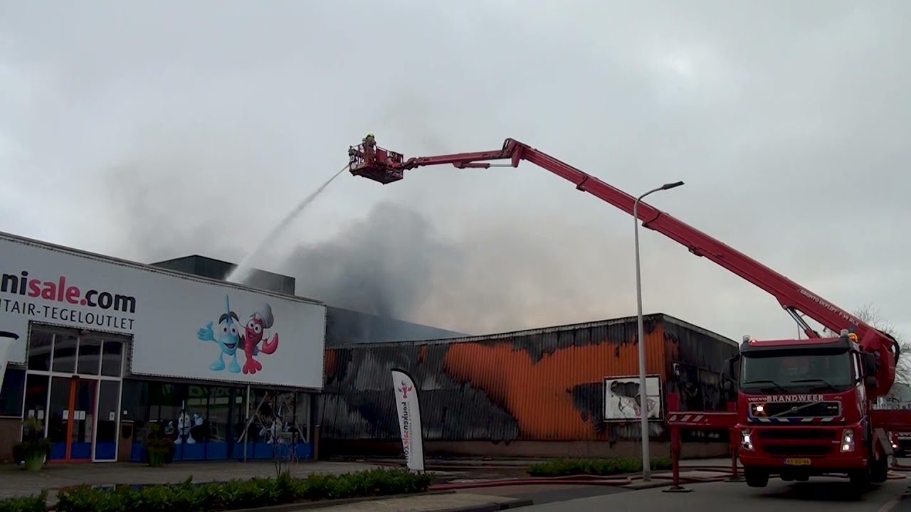 Meubelzaak verwoest door grote brand | Lylantse Baan Capelle aan den Ijssel