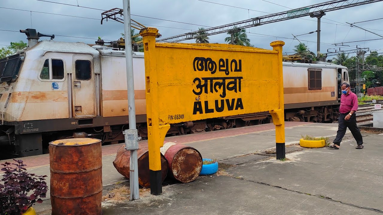 [4 in 1] back to back action || Parallel arrival and departure at Aluva railway station (Kerala)