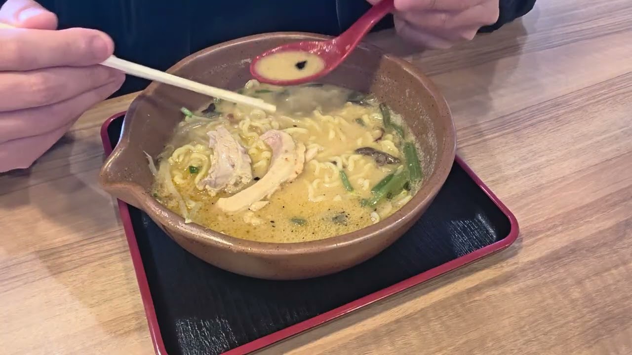 味噌蔵麺四郎西尾店へ行き、高価格ラーメンの、味噌漬け炙りチャーシュー麺を、信州味噌スープで、堪能している所を、撮影してみました。