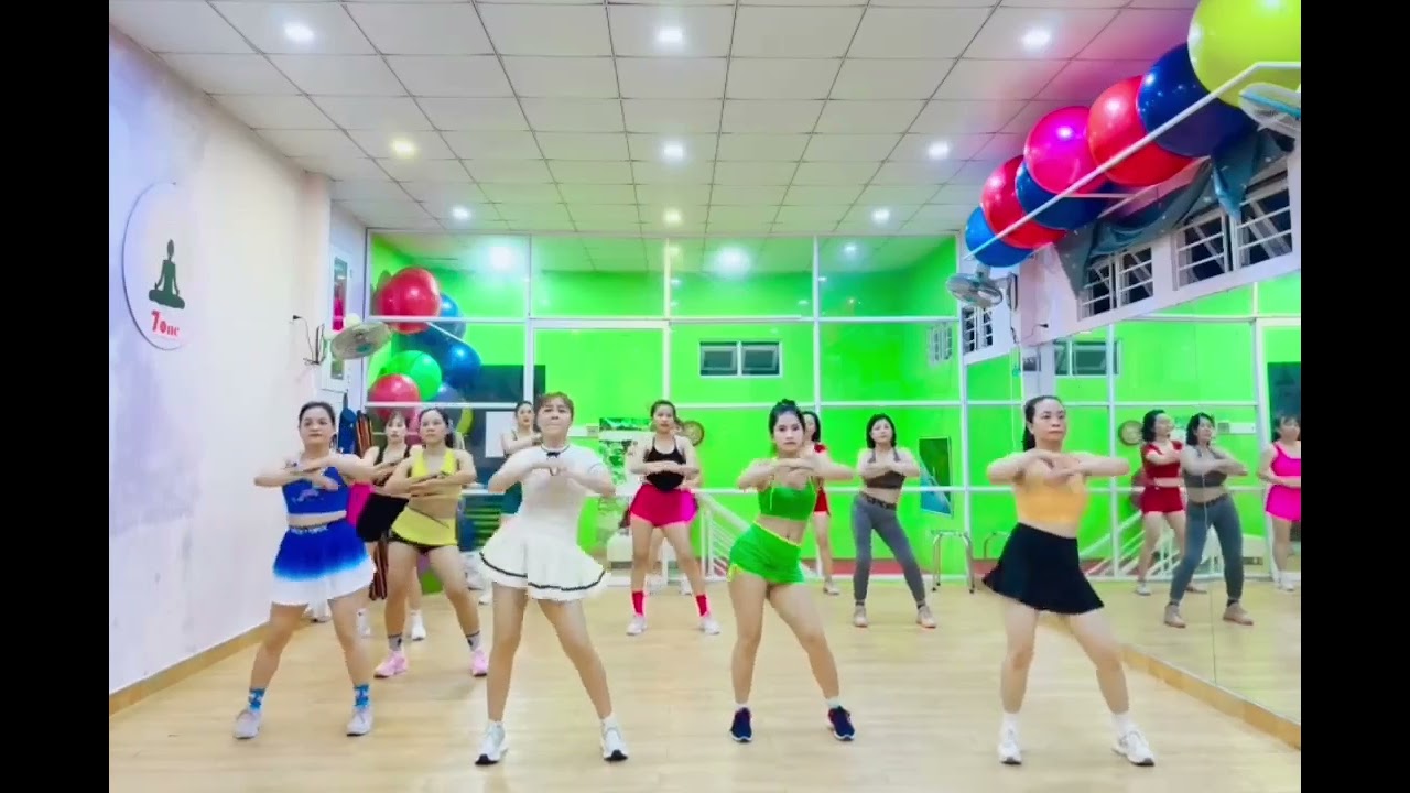 Kệ nhắm mắt yêu luôn