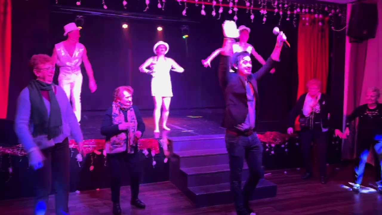 En salle de spectacle en cette soirée du 1 janvier au Cabaret de Plein Sud Club ……..