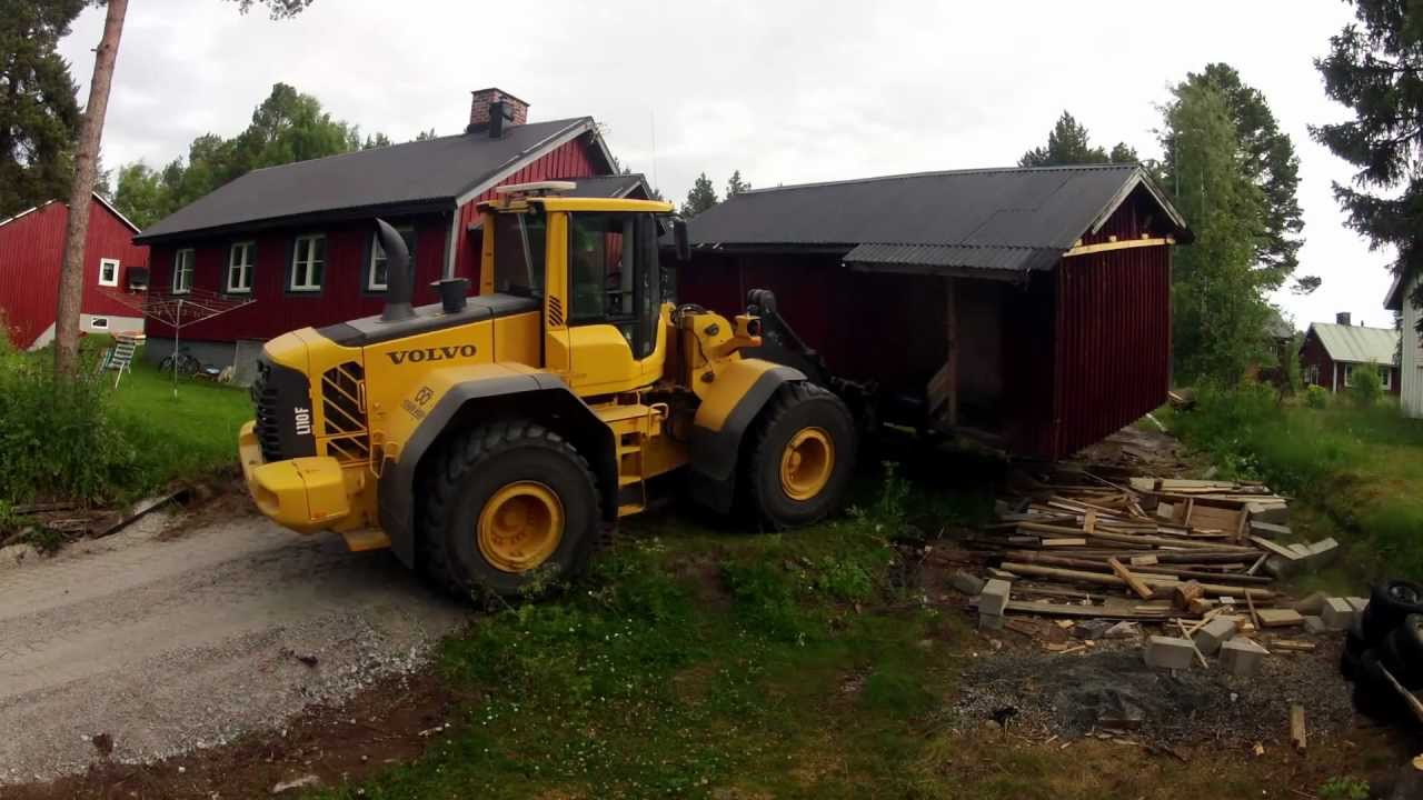 Flytta hus med en Volvo L110f är ingen konst!