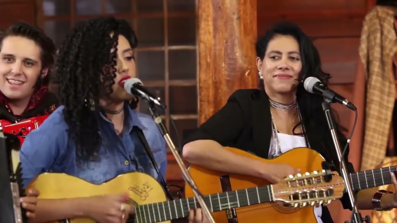 Emoção no Arena Barretão: Irmãs Freitas cantam 'Canoeira do Araguaia' 🚣‍♂️🎶