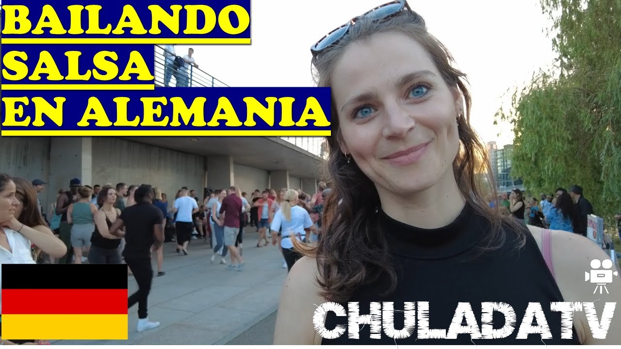 Alemanes bailando salsa al aire libre